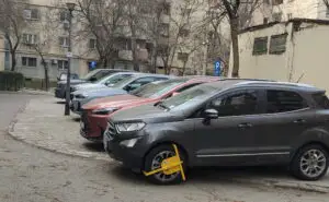 Cine poate folosi spațiul din fața unei case sau a unui bloc. Ce reguli se aplică pentru parcări, trotuare și acces