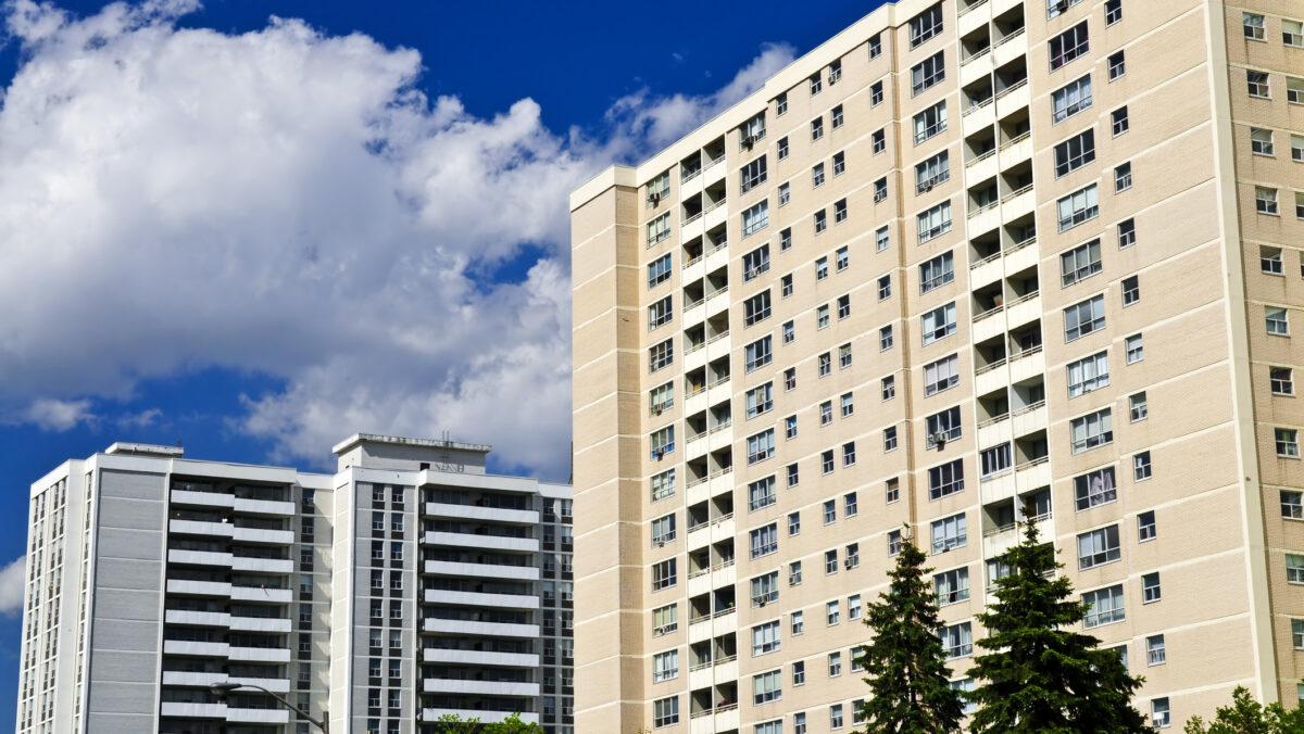 Lege la bloc. Proprietarii trebuie să facă solicitare către Asociația de Proprietari. Instanța refuză total controlul