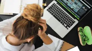 Burnout-ul în profesiile vocaționale: când pasiunea devine epuizare