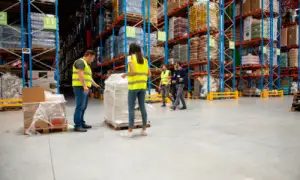 Investiție mică, impact mare: optimizarea depozitului cu rafturi metalice pentru paleți și picking + studiu de caz