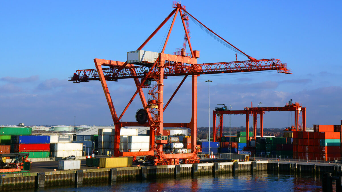 Deficitul comercial al României a scăzut în ianuarie 2026. Exporturile și importurile au înregistrat însă scăderi