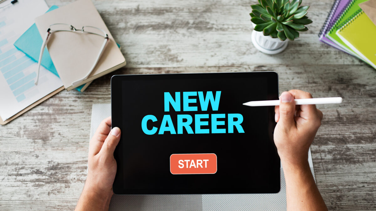 Reconversia profesională, tot mai populară în 2026. Cât plătesc românii pentru o nouă meserie