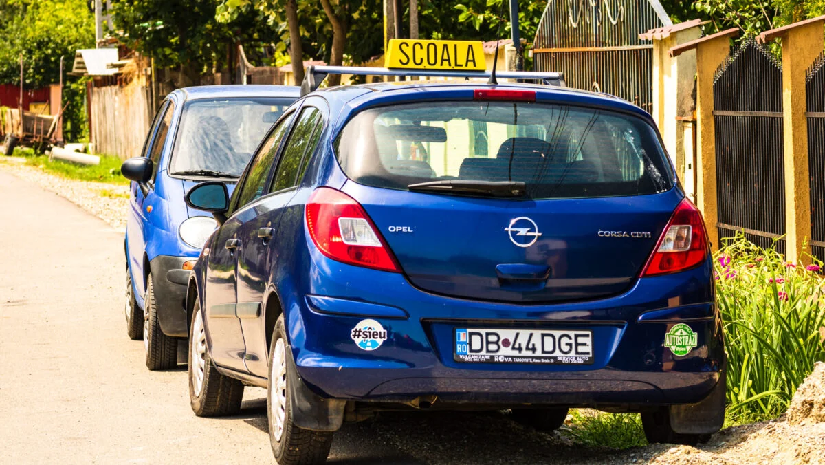 Cât costă școala de șoferi în 2026. Bugetul pe care trebuie să-l pregătească tinerii din România, Germania sau Franța