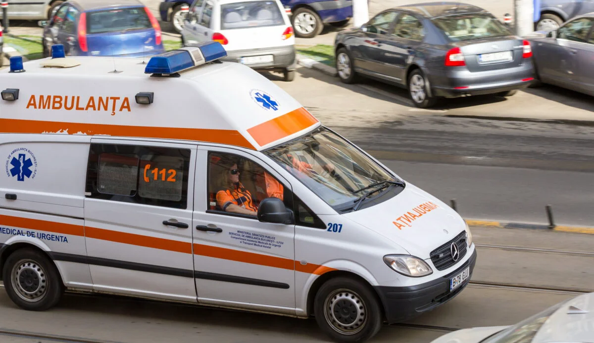 Codul Rutier 2026. Ce sancțiuni riscă șoferii care urmăresc ambulanța în trafic. Când li se confiscă permisul
