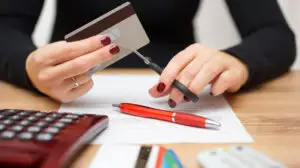 Credit, bani, card de credit