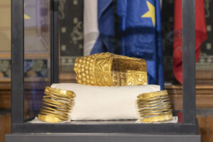 recuperarea coifului dacic de la Cotofenesti si a 2 bratari de aur