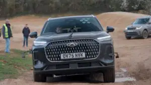 Land Rover Discovery vs. Chery Tiggo 9: Poate o mașină de familie chinezească să bată legenda off-road-ului?