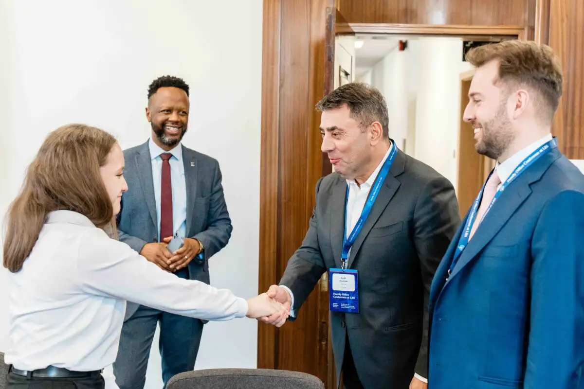 E-INFRA lansează noi burse pentru formarea liderilor români, în parteneriat cu London Business School, cu un buget de 500.000 de euro