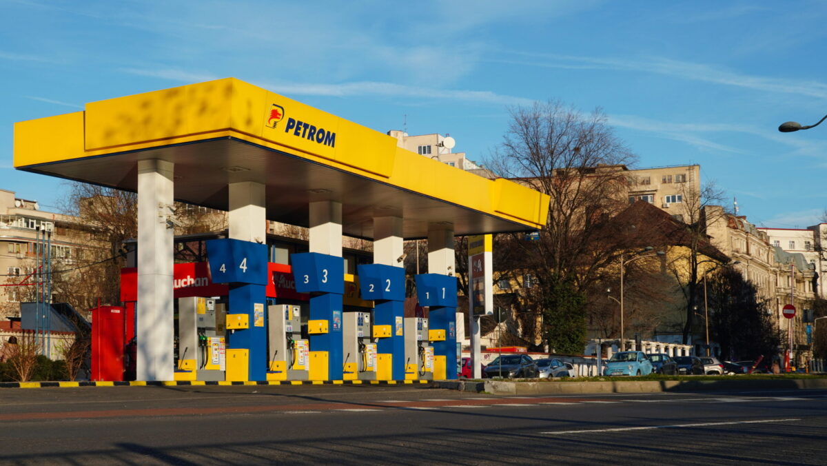 Preț carburanți vineri, 10 Aprilie. Motorina și benzina se ieftinesc în România. Cât costă un plin în Vinerea Mare