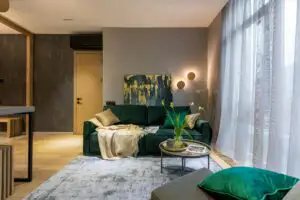 Mobilier pentru apartamente mici: cum alegi piese care scad costurile, nu doar ocupă spațiu