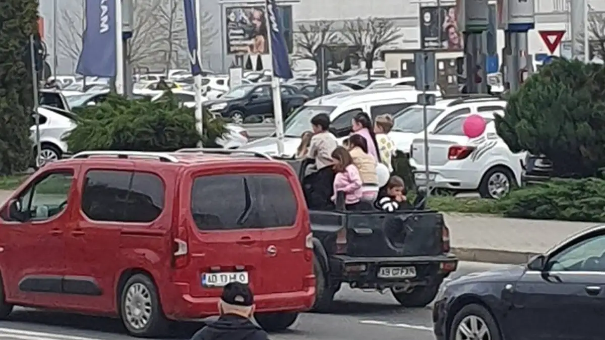 copii-bena-masina-alba
