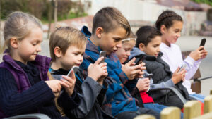 copii, telefoane mobile, smarthphone-uri