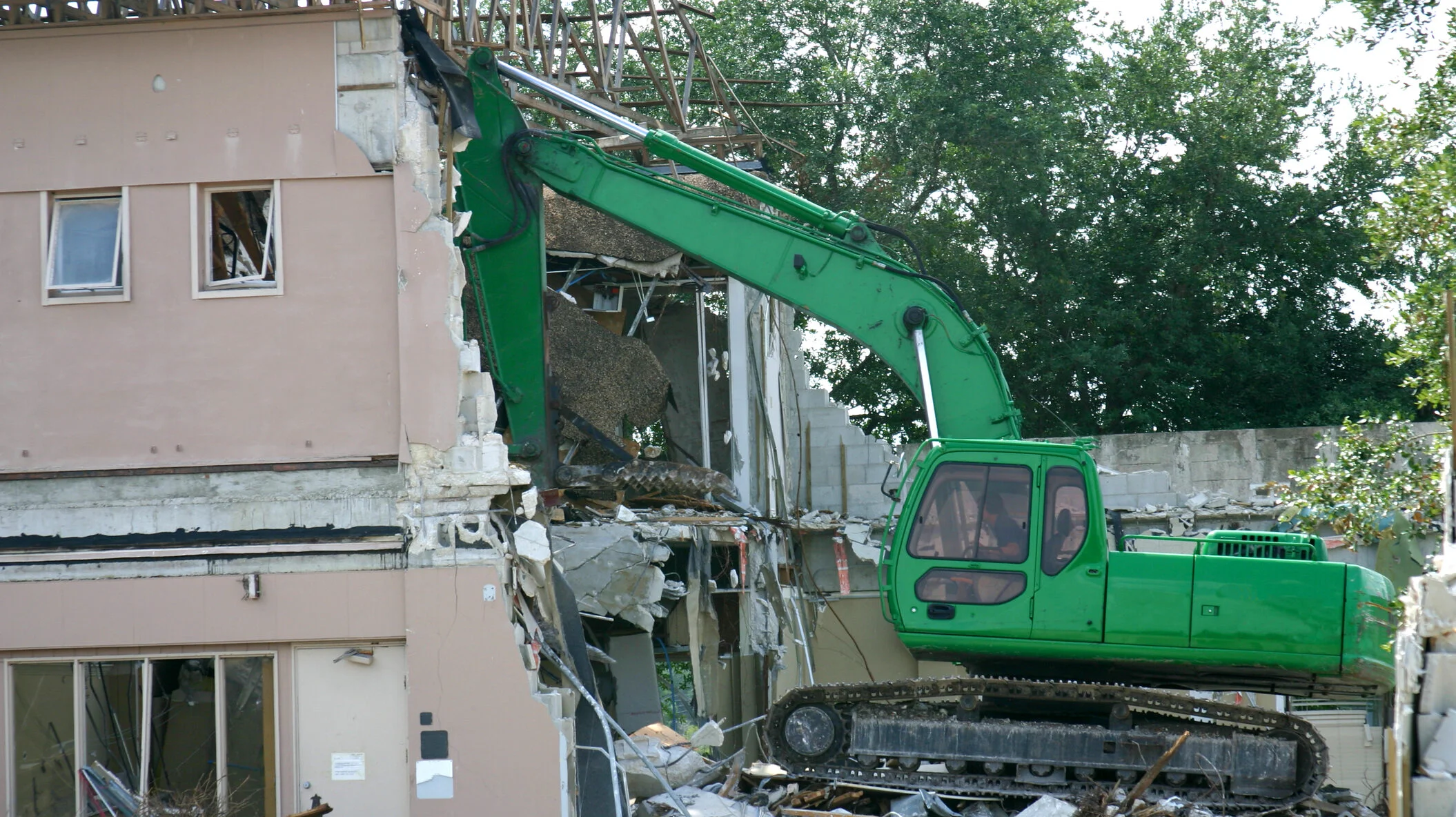 Demolarea în România implică mai mult decât utilaje și muncitori. Taxe și cheltuieli ascunse ignorate frecvent