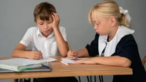 România trece de pragul de 50% la analfabetism funcțional. Doar 1% ating nivelurile superioare la Citire