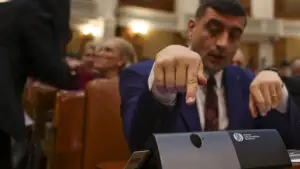 Moțiunea de cenzură a intrat oficial în procedura parlamentară. Miza votului din 5 mai