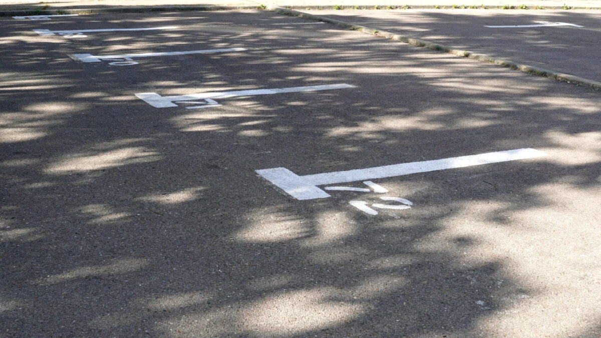 Se schimbă regulile pentru parcările de reședință. Ce se întâmplă dacă nu îți confirmi locul de parcare în 90 de zile