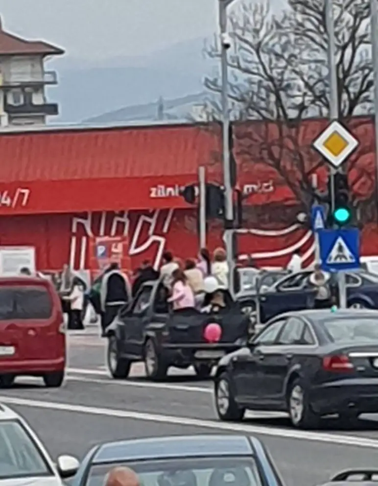 Copii în bena mașinii, Alba