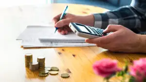 Pensionarii riscă să rămână fără bani. Plata pensiei poate fi blocată în aceste cazuri. Se anunță obligatoriu Casa Națională de Pensii