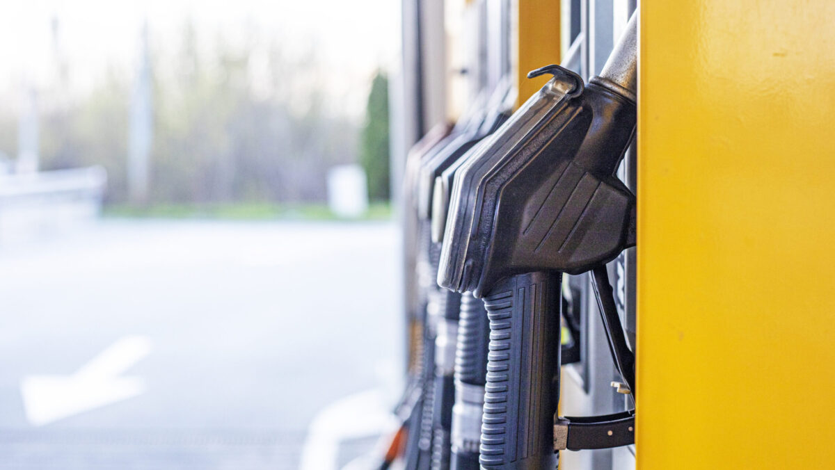 Prețuri carburanți joi, 16 Aprilie. Cât costă un plin de motorină? Scăderi importante la carburanți în România