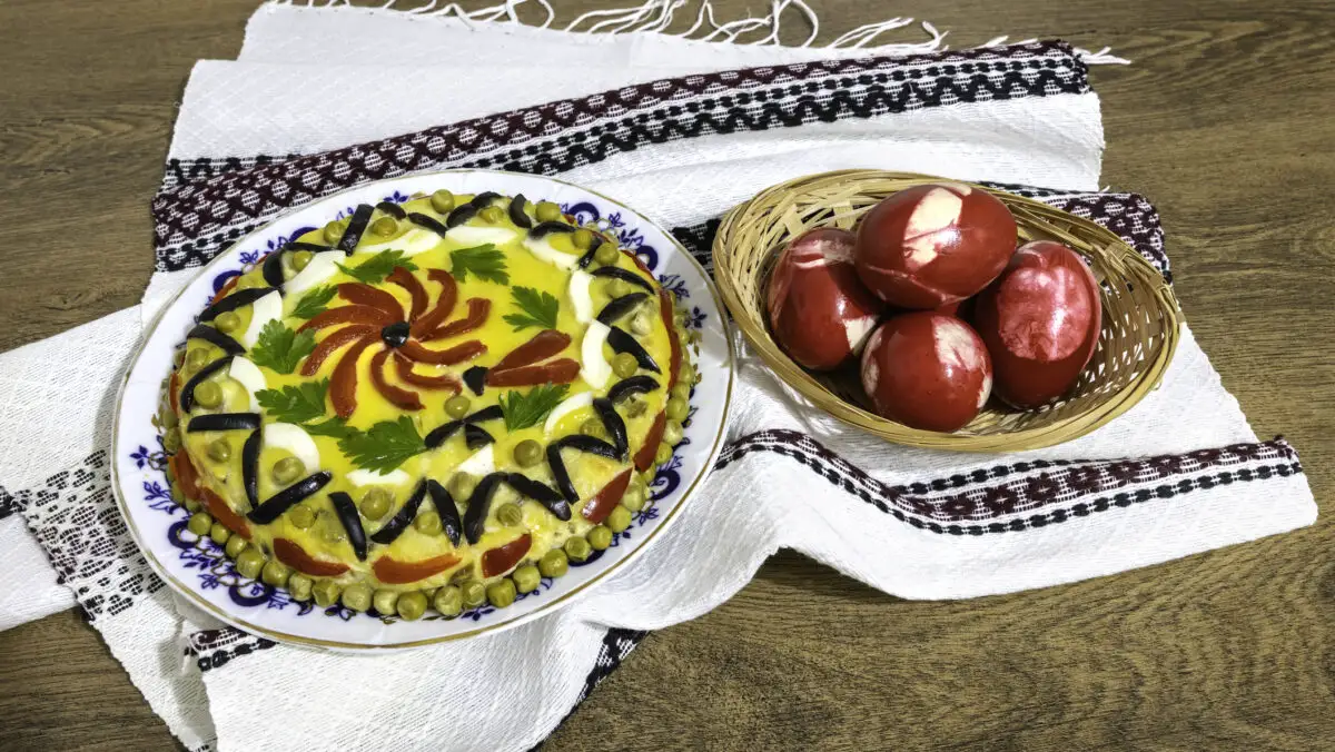Cât timp rezistă mâncarea de Paște? Cum se depozitează corect drobul de miel, pasca și salata de bouef