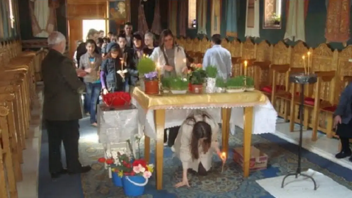 Când trec credincioșii pe sub masă în 2026. Este unul dintre cele mai importante ritualuri de Paște