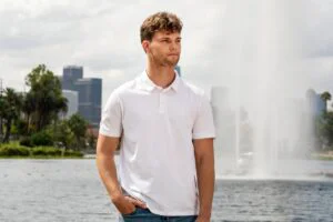 Barbat imbracat intr-o tinuta de seara cu tricou polo