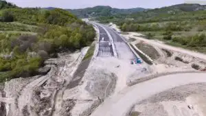 Au loc pregătiri intense pentru prima „cârtiță” care va săpa prin Carpați pe Autostrada A1 Sibiu – Pitești: „Muncim intens, împreună cu constructorii” (video)