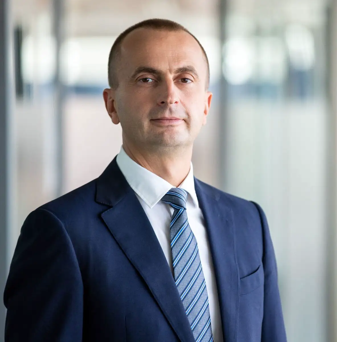 Studiu EY Parthenon: Geopolitica devine prioritară pe agenda liderilor și crește focusul pe profitabilitate, inteligența artificială și tranzacțiile strategice