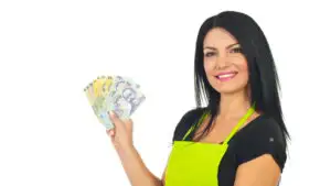 Femeie cu bani în mână, lei, bancnote, numerar