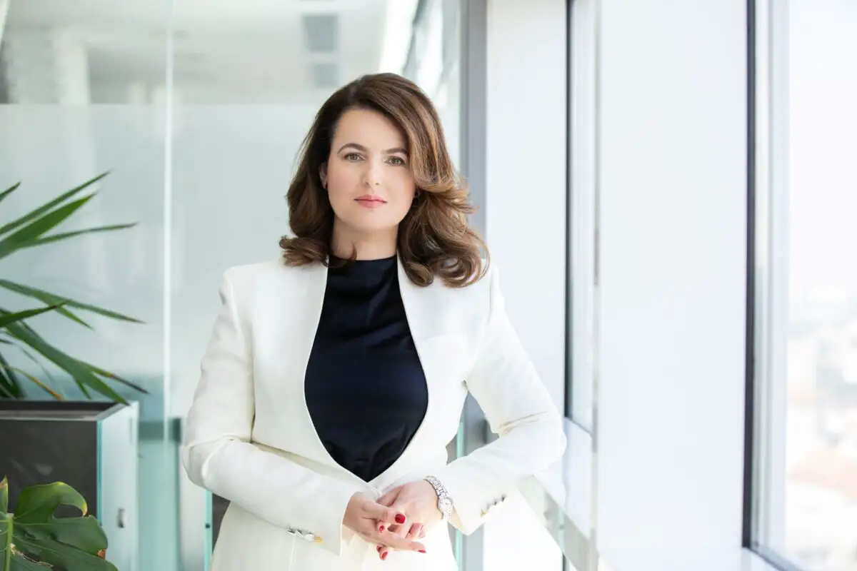 Raport EY: Inteligența artificială remodelează selecția bunurilor de larg consum, accelerând riscul excluderii brandurilor din procesul de evaluare a opțiunilor de achiziție