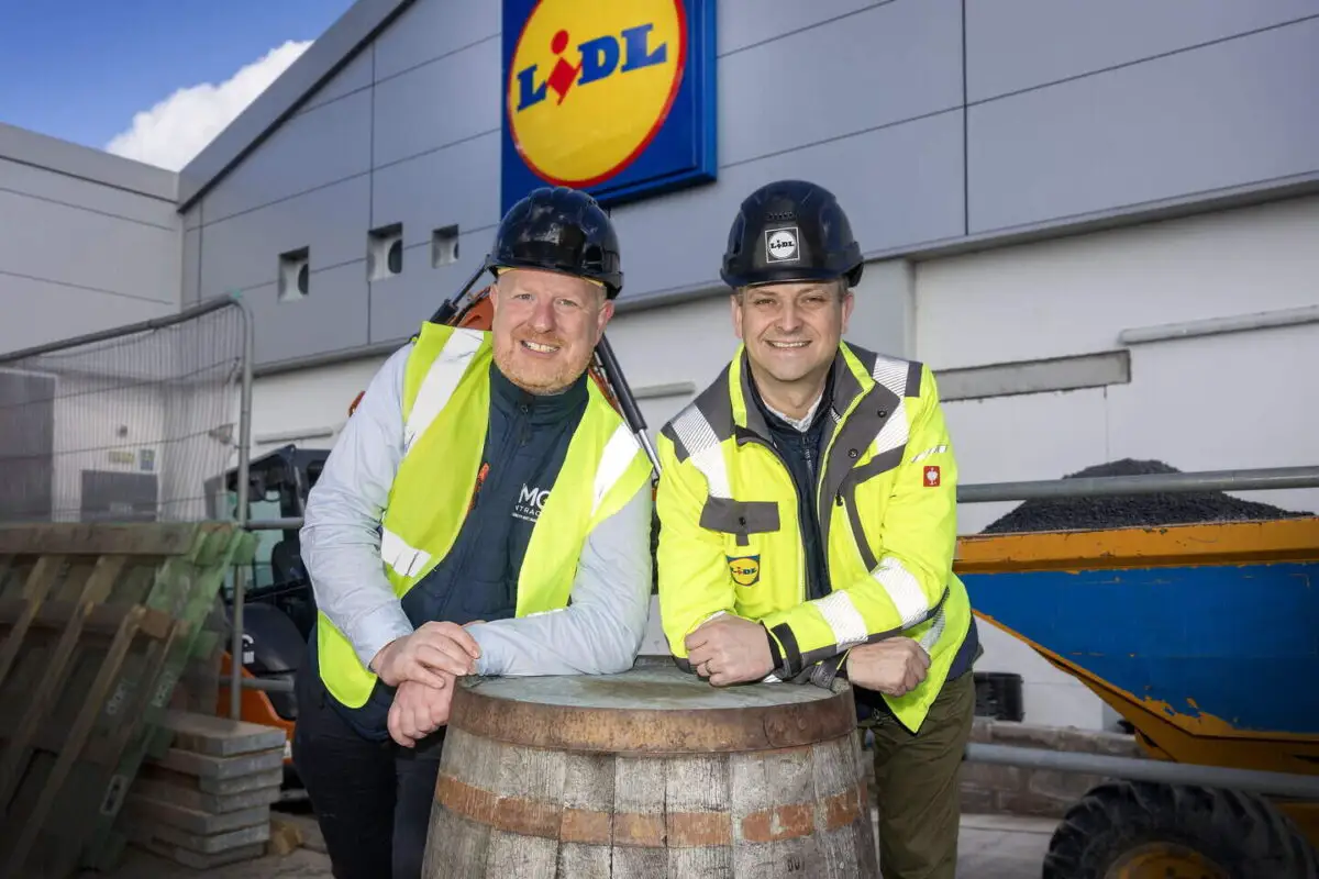 Martin McGrogan, director general al companiei MMG Contracts Ltd, și Gordon Cruikshanks, director regional al Lidl Irlanda de Nord.