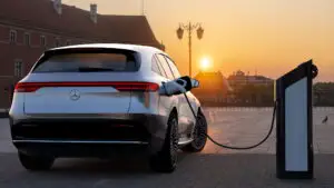 Tranziția auto către mașinile electrice în 2026. Analiza și estimările IEA privind vânzările globale, plus pariul pragmatic al Mercedes-Benz
