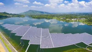Proiectul pilot „Nufărul”: Hidroelectrica investește peste 39 milioane de lei în panouri solare pe apă
