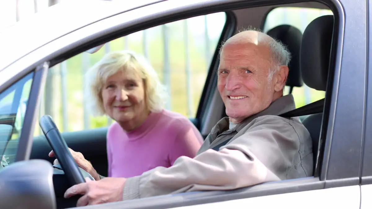 Ghid pentru șoferii pensionari. Afecțiunile medicale pe care medicul de familie e obligat să le raporteze. Poți pierde permisul auto