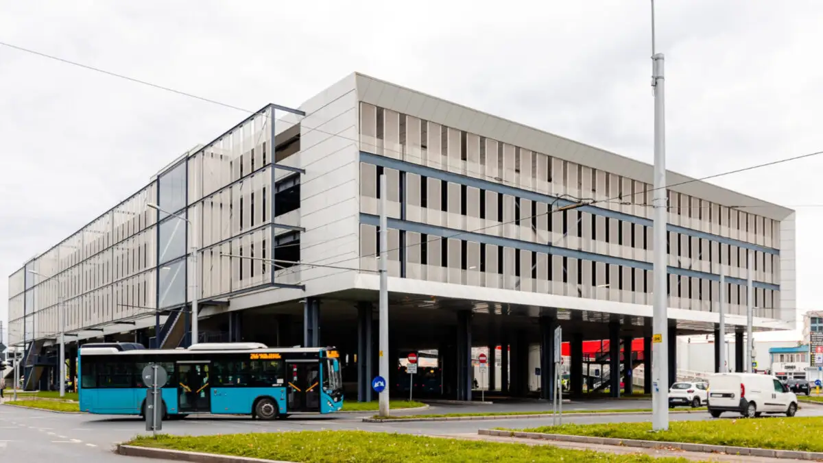Șoferii din București care trebuie să-și mute mașinile parcate legal. Primăria a trimis somație și le va ridica