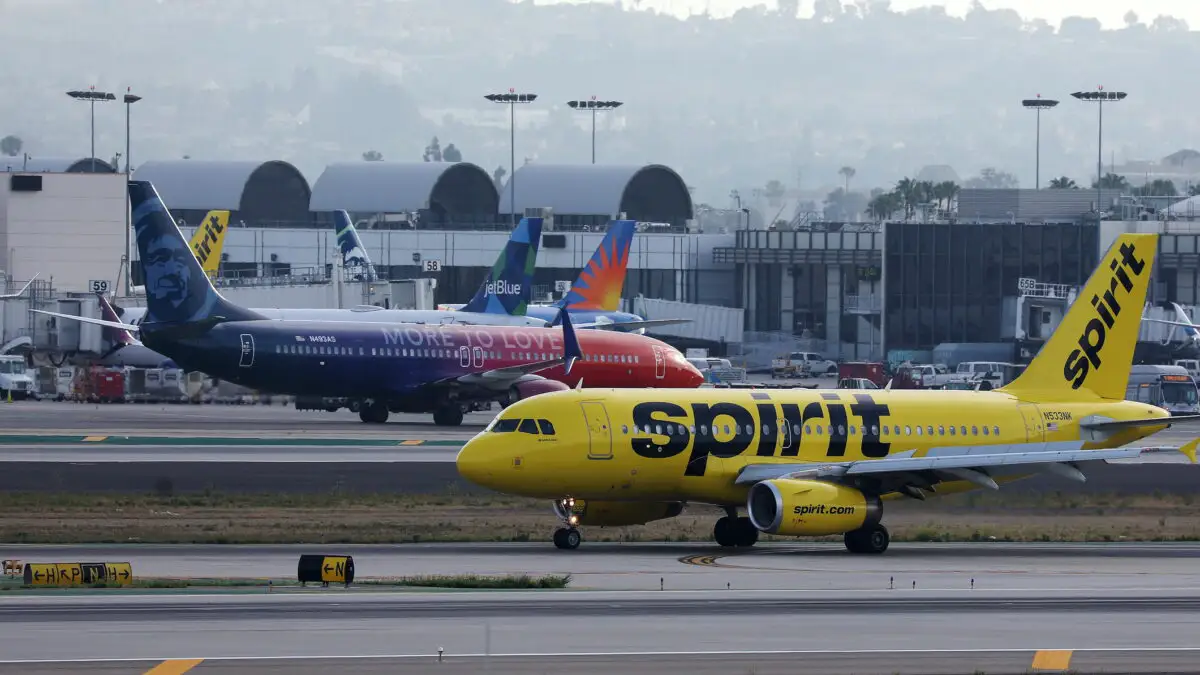 Primul faliment în industria aviatică din cauza crizei combustibililor. Mii de pasageri blocați în aeroporturi, fără rute alternative sau reprogramări