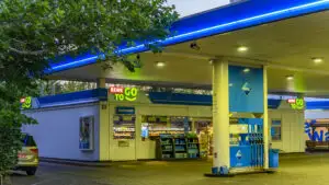 Preț combustibil miercuri, 27 mai. Benzina a ajuns mai scumpă decât motorina în unele benzinării din România. Cât costă un plin