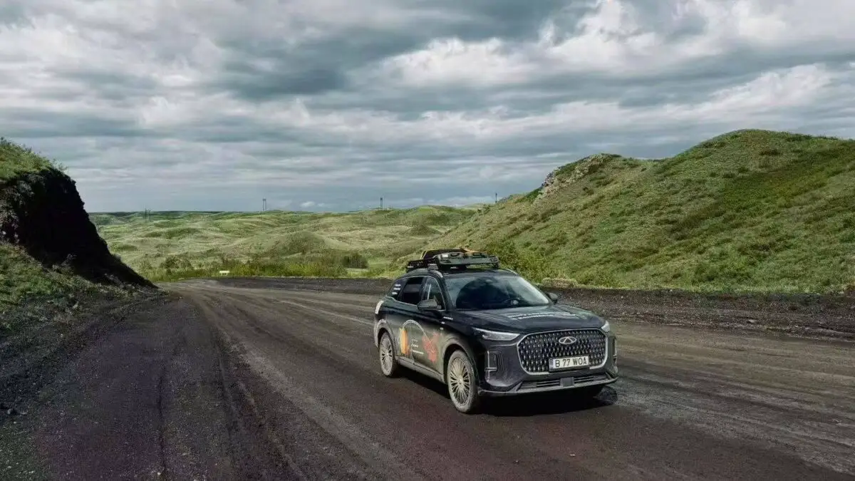 Arădeanul Dragoș Stan a dus înapoi în China un Chery. El este primul român care a intrat în China cu o mașină înmatriculată în România