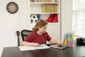 România, aproape ultima în UE la competențele digitale ale tinerilor. Doar Bulgaria stă mai rău