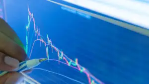 Economia României intră în zona de risc. CFA România avertizează: Leul se depreciază, iar recesiunea bate la ușă