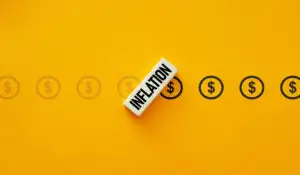 Prognoză economică revizuită: consum mai slab, șomaj în creștere și inflație ridicată