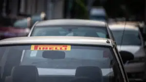 Taxe și interdicții pentru mașinile vechi. Proprietarii achită și cu 50% mai mult. Unde sunt cele mai dure reguli