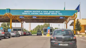 mașini la punctul de control vamal care traversează granița de stat Bulgaria - România