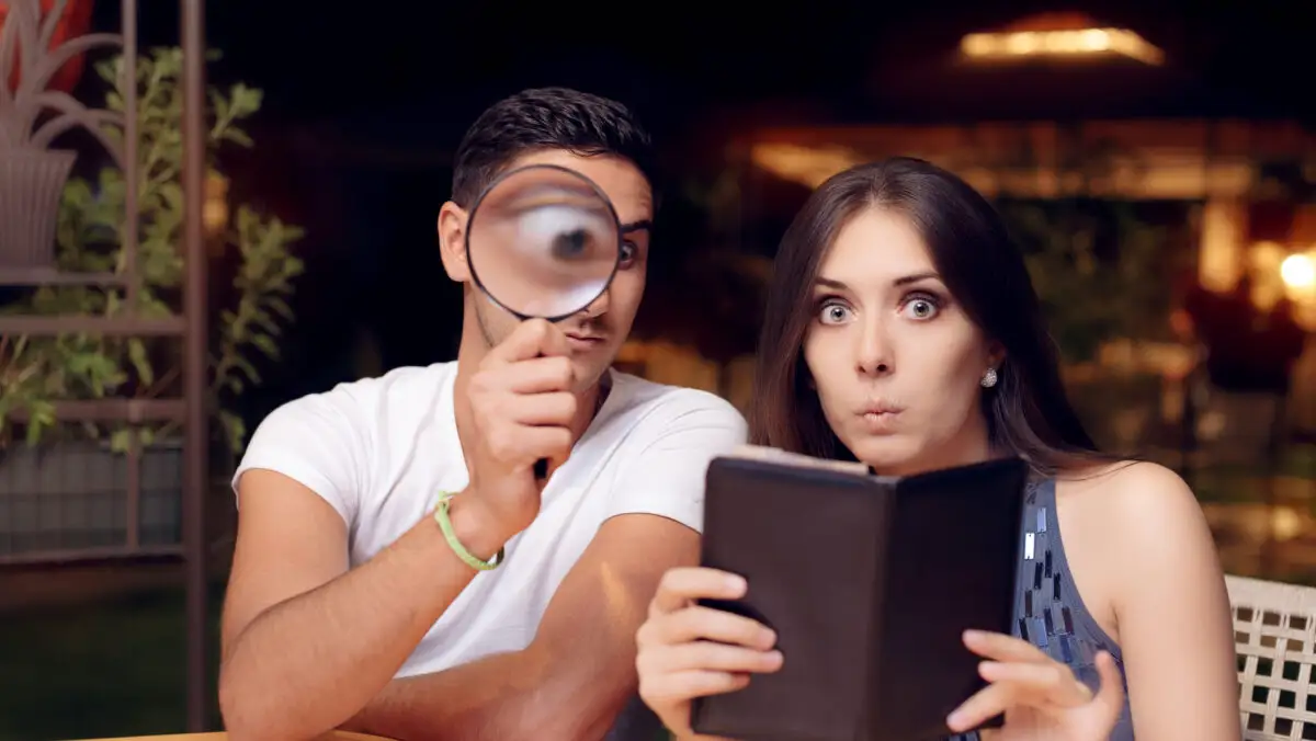 Taxă pentru farfuria goală. Țara în care românii vor plăti 57 de lei în plus dacă își împart mâncarea la restaurant