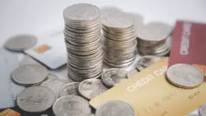 Ce se întâmplă cu banii numerar pe măsură ce cardul câștigă teren. Noua realitate care pune presiune pe comercianți