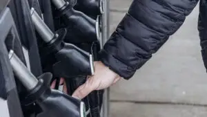 Benzina și motorina s-au scumpit cu până la 30%, dar consumul a crescut. Ce s-a întâmplat, conform lui Dumitru Chisăliță