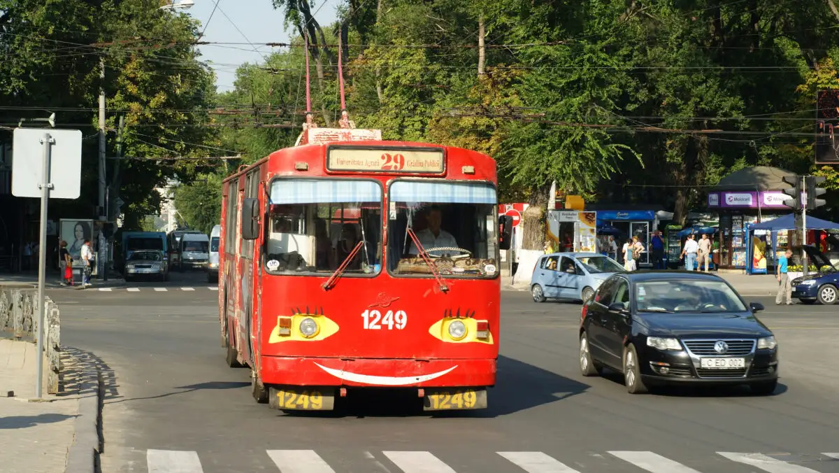 Cât de mult s-a scumpit transportul în comun? Cât costă un bilet în Chișinău, București și marile orașe