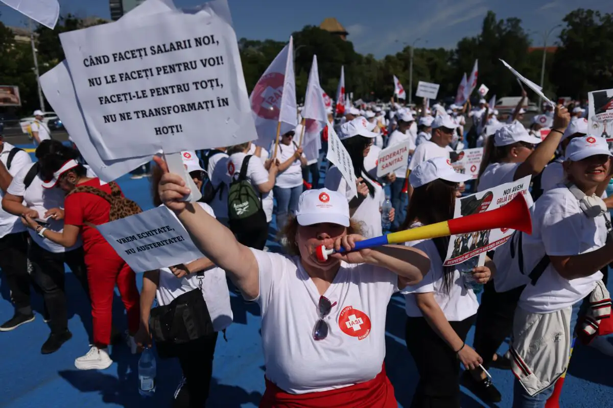 Sindicaliști ai Sanitas protestează în fața guvernului, București 3 iunie 2026