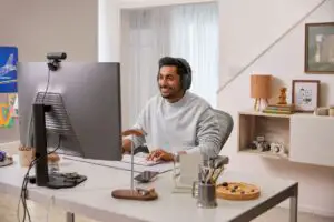 Logitech: ecosistemul modern de lucru și redefinirea biroului productiv în era muncii hibride