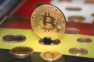  Ce se schimbă pentru operatorii cripto după iunie 2026: activitatea continuă, însă sub reguli DAC8 mai stricte 